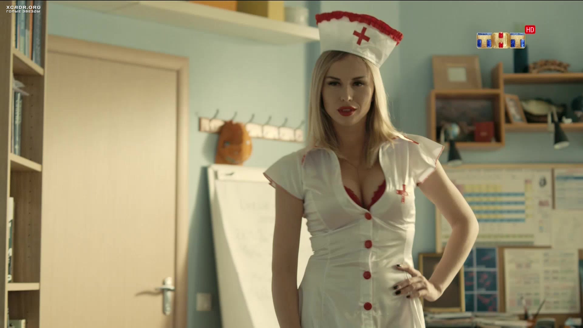 Брюнетка в костюме медсестры старательно показывает стриптиз получая от этого моральное удовлетворение 