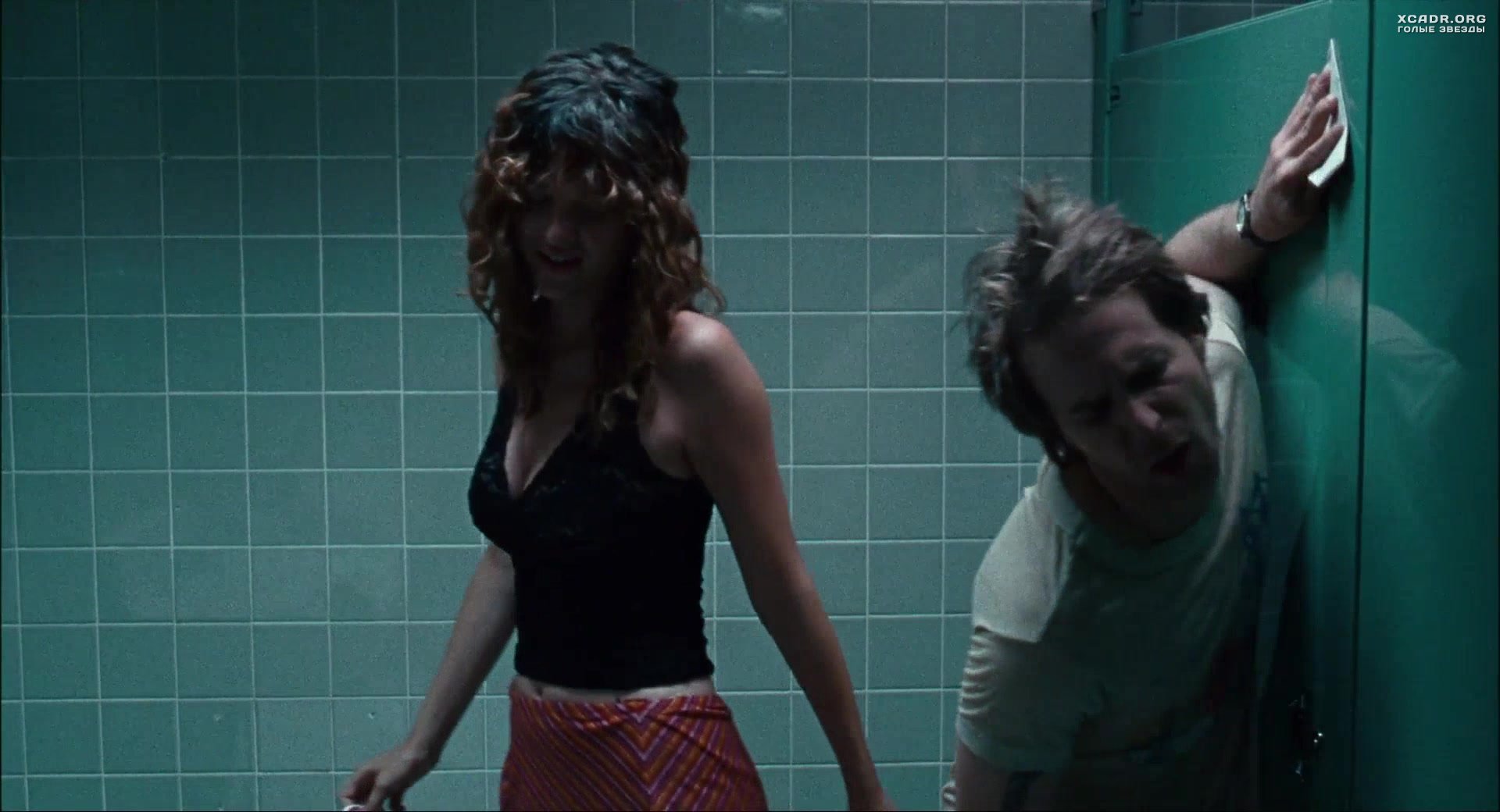 Пьяные девушки мутят с красивым пацаном оргию в ночном заведении в туалете