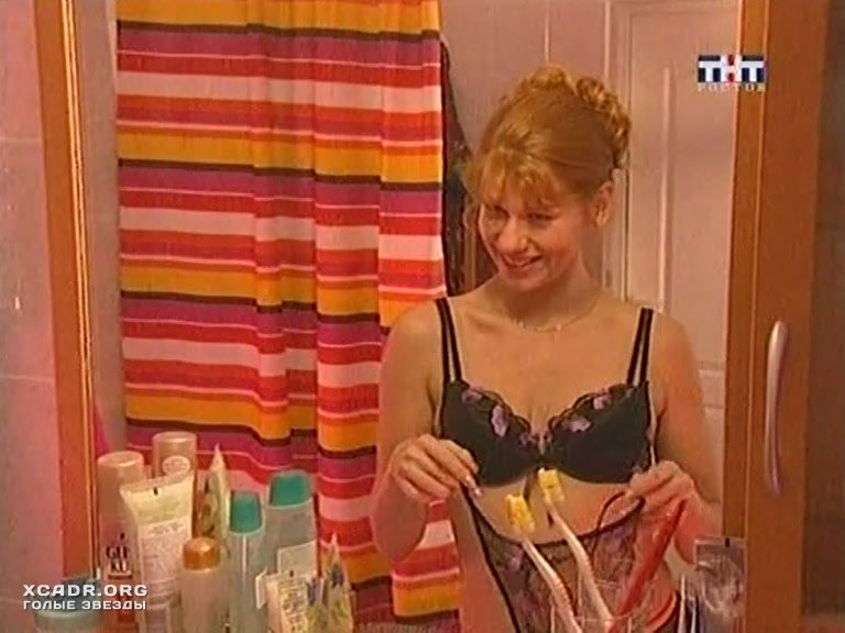 Елена Бирюкова В Лифчике – Саша + Маша 2002