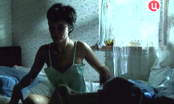 Сексапильная Жанна Эппле В Ночной Рубашке – Робинзон 2010