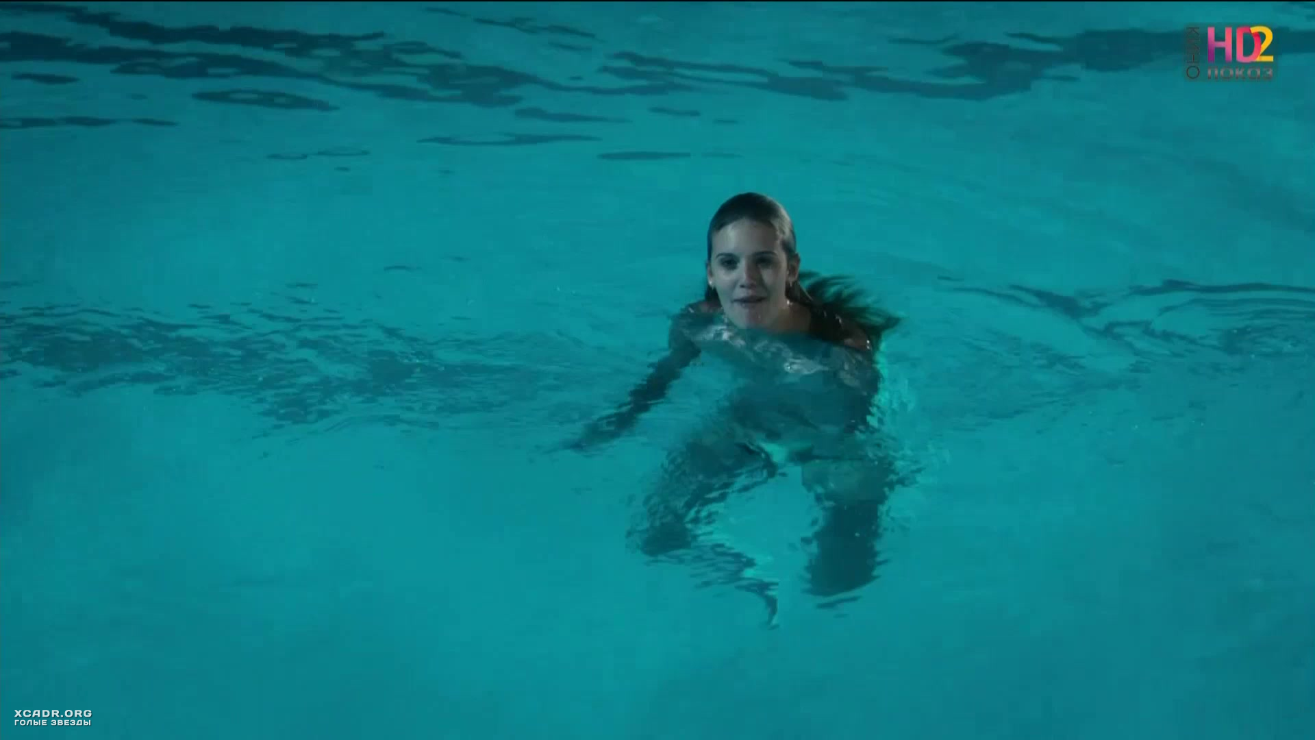 Латинская давалка купается в бассейне