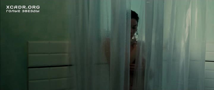 Подглядываю как сестра моется в душе через скрытую камеру