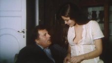 Орнелла Мути Снимает Чулки В Ресторане – Девушка Из Триеста 1982