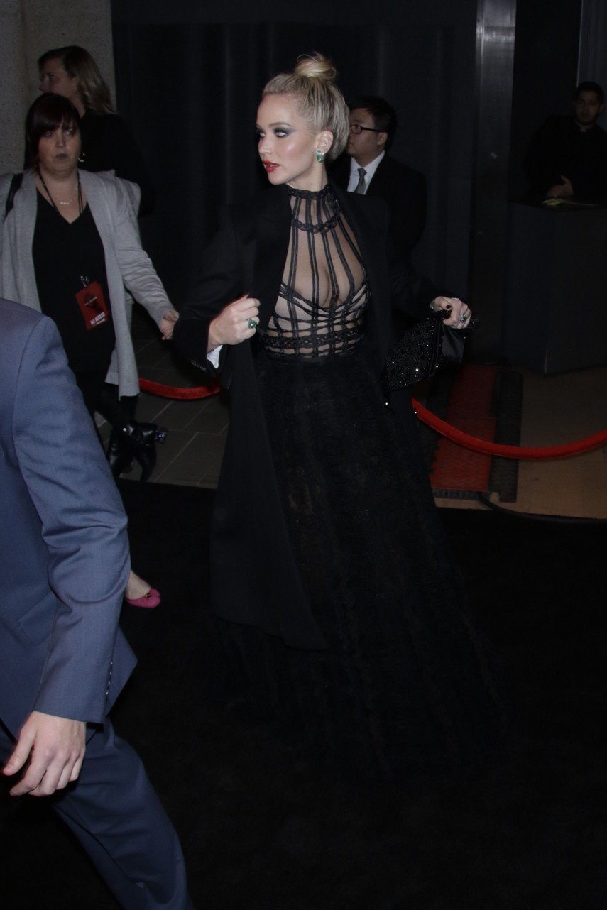 1. Дженнифер Лоуренс засветила сосок на премьере «Красного воробья» в Нью-Йорке