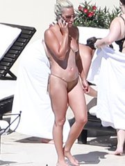 Леди Гага загорает топлес у бассейна в Мексике