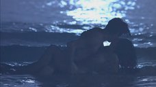 4. Секс с Сальмой Хайек в море – Спроси у пыли