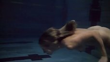 Елена Кондулайнен плавает в бассейне