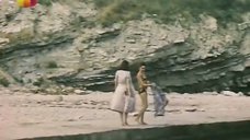 1. Ирина Дымченко и Ирина Акулова на пляже – Белый ворон