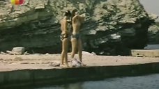 2. Ирина Дымченко и Ирина Акулова на пляже – Белый ворон