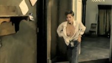 Жанна Эппле одевает штаны на ходу