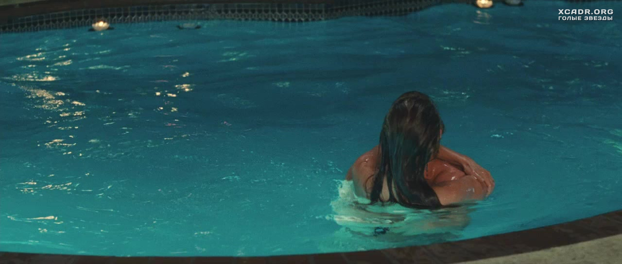 Лесбиянки предались оральным ласкам в бассейне - порно фото