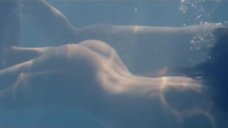 Ирина Виноградова плавает голой в бассейне