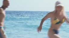 Елена Кондулайнен бегает по пляжу