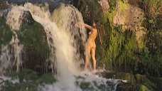 Обнаженная Анастасия Макарова моется у водопада
