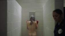 Джессика Бил принимает душ
