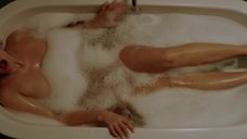 Наташе Хенстридж мастурбируют в ванне
