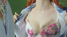 Секси Таисия Шипилова показывает надпись на груди