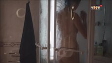 Анастасия Меськова принимает душ
