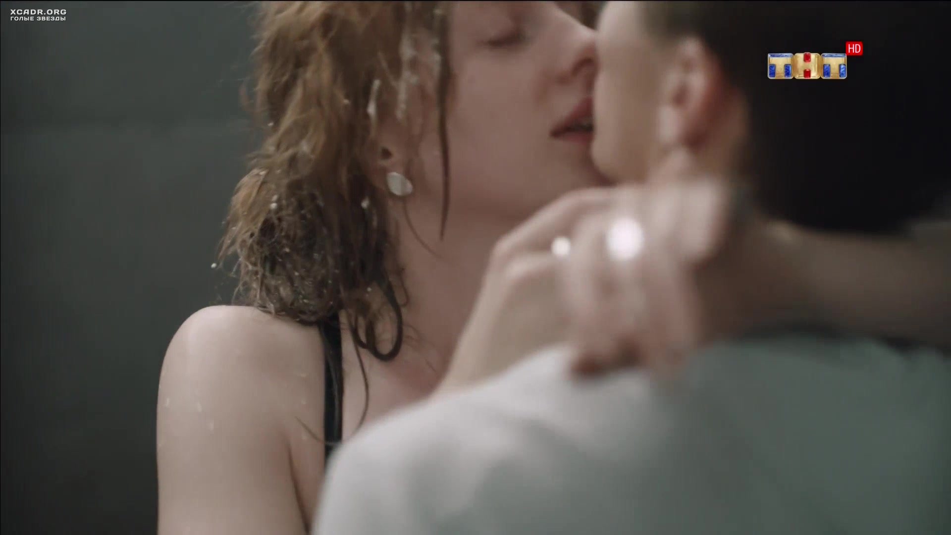 2. Интимная сцена с Дарьей Белоусовой под душем - Сладкая жизнь.