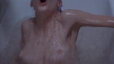 Лара Флинн Бойл выныривает из ванной