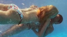 Привлекательная Наталия Антонова плавает под водой