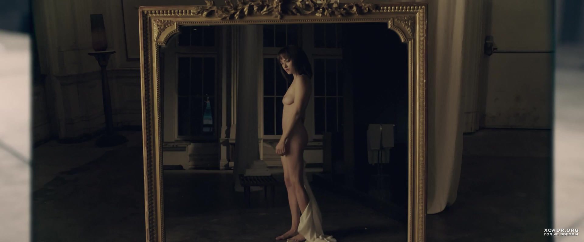 Голая Аманда Сайфред в постельной сцене из фильма "Анон" (2018) .