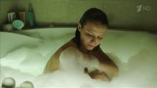 Любовь Аксенова принимает ванну