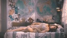 Секси Елена Панова лежит на кровати