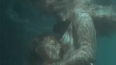 Поцелуй груди Александры Колкуновой под водой