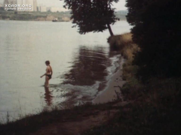 Сексуальная девушка эротично купается в речке