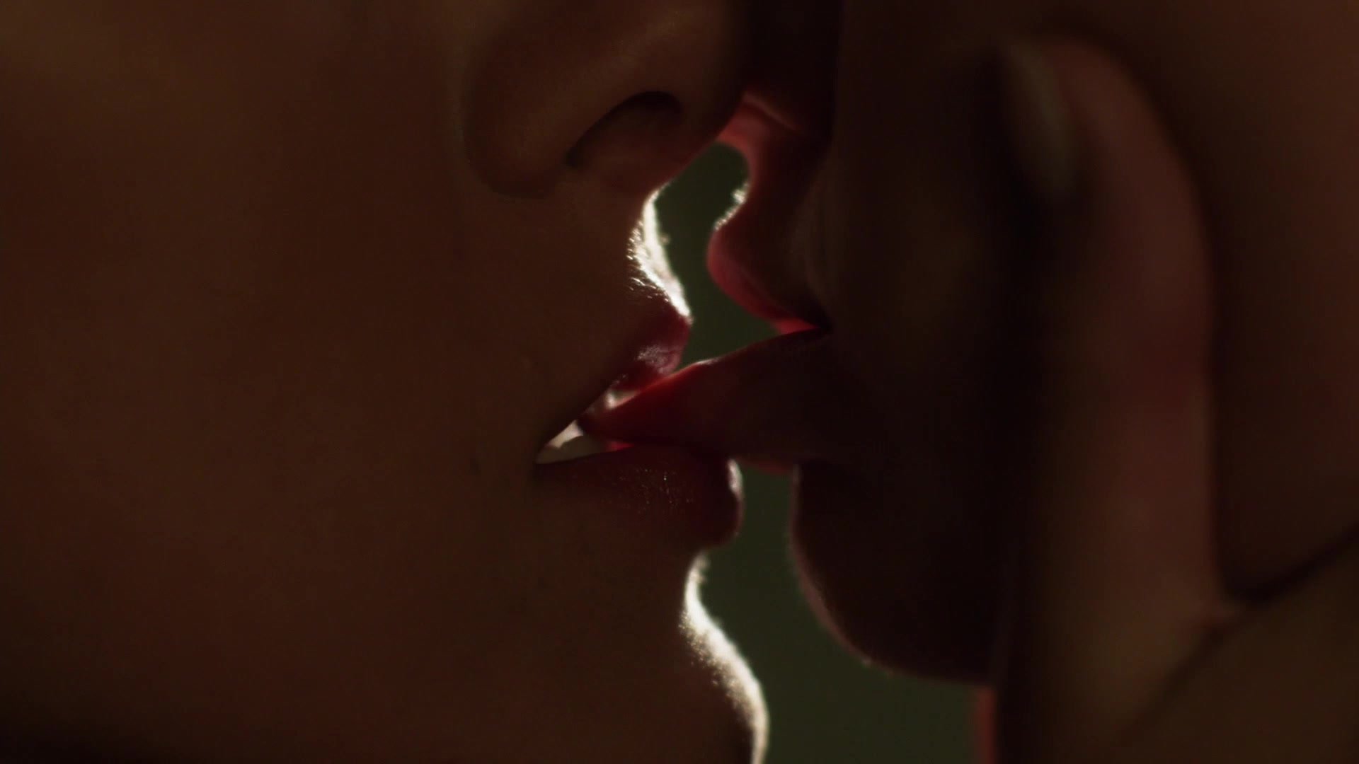 Лесбийский поцелуй Перри Мэттфелд и Эммы Кинни – Бесстыжие (2011) .