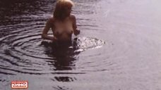 Обнаженная Татьяна Скороходова купается в реке
