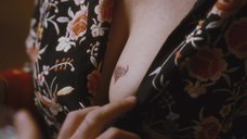 Татуировка на груди Сьюзен Сарандон