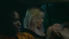Откровенная сцена с Эммой Маккей в автомобиле