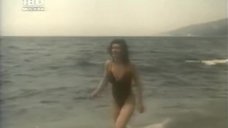 Ирина Метлицкая в купальнике на пляже