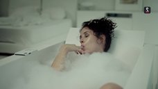 Ольга Сутулова принимает ванну и ласкает себя