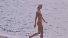 Пилле Пихламяги на пляже в купальнике