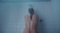 Лаура Рэмси принимает душ