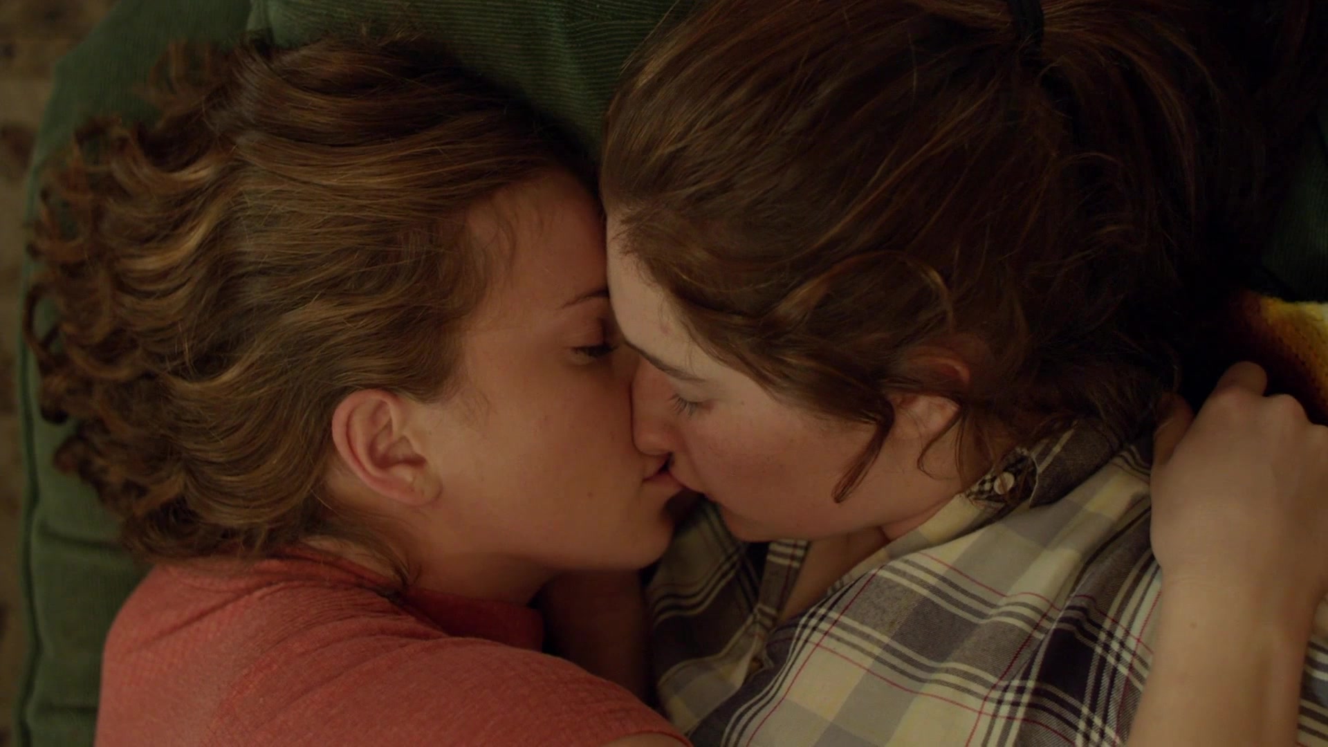 Эмма Кинни целует спящую Джесс Габор, Бесстыжие, 2011.