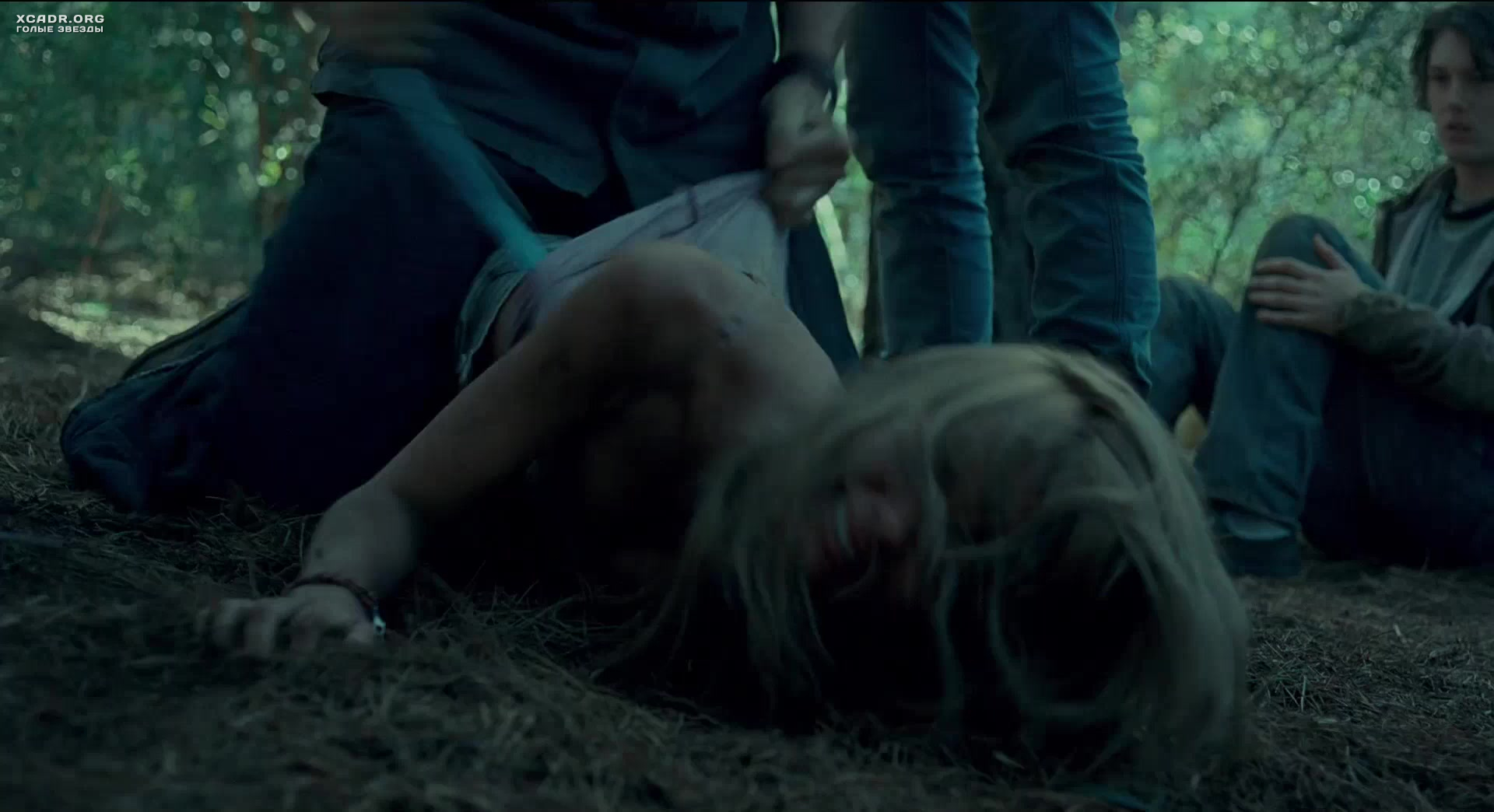 Сцена изнасилования Сары Пэкстон в лесу Последний дом слева. 