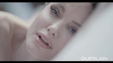 1. Анджелина Джоли снилась в эротической рекламе духов 