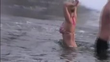 1. Сисястая Анна Семенович купается зимой 