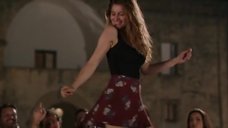 5. Летиция Каста танцует на столе – Вот так подружка