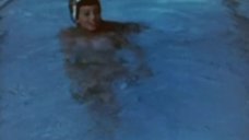 Софи Лорен плавает в бассейне