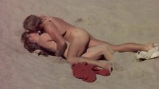 Секс сцена с Уши Дигард на песке