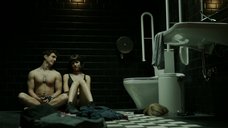 6. Эротическая сцена с Урсулой Корберо в туалете – Бумажный дом