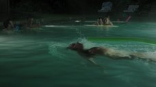 Джемайма Кёрк плавает голой в бассейне