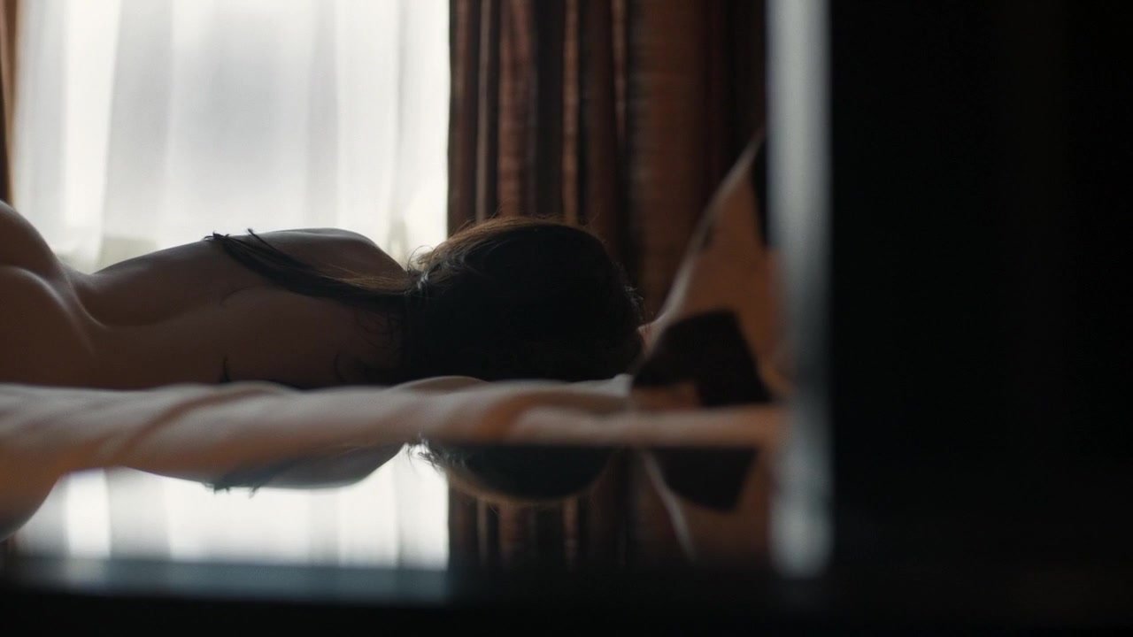 Раздетая Сара Хэй в постели – Плоть и кости (2015) .