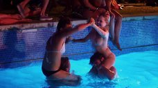 Келли Бёрглунд топлес в бассейне