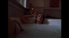Рэйчел Гриффитс мастурбирует в ванне